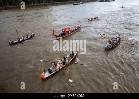 Londres, Royaume-Uni. 21 septembre 2024. Bateaux à rames sur la Tamise. Des équipages de navigation du monde entier participent à la Great River Race de Londres pour collecter des fonds pour des œuvres caritatives. Le marathon fluvial couvre 21,6 miles et commence à Millwall dans l'est de Londres et se termine à Richmond dans l'ouest de Londres. (Photo de James Willoughby/SOPA images/Sipa USA) crédit : Sipa USA/Alamy Live News Banque D'Images