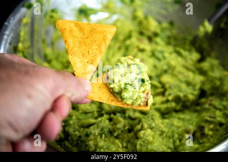 Guacamole à l'avocat traditionnel et assaisonnements classiques avec des nachos tortilla de maïs Banque D'Images