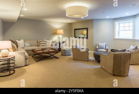 Chambre familiale au sous-sol avec beau mobilier et plus grande fenêtre offrant la lumière du jour Banque D'Images