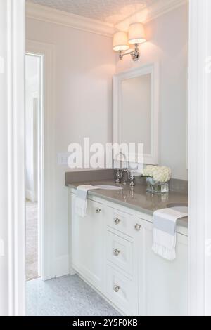 Lavabo double blanc dans une petite jolie salle de bains Banque D'Images