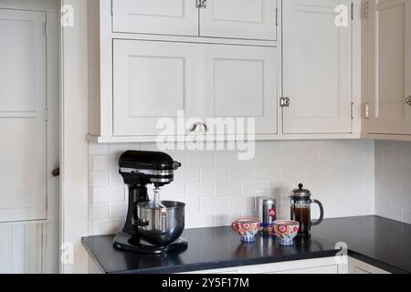 Coin de la cuisine blanche montrant armoire intégrée pour micro-ondes avec porte fermée Banque D'Images