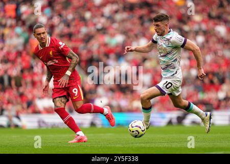 Ryan Christie de l'AFC Bournemouth en action avec Dominik Szoboszlai de Liverpool lors du match de premier League entre Liverpool et Bournemouth à Anfield, Liverpool le samedi 21 septembre 2024. (Photo : Steven Halliwell | mi News) crédit : MI News & Sport /Alamy Live News Banque D'Images