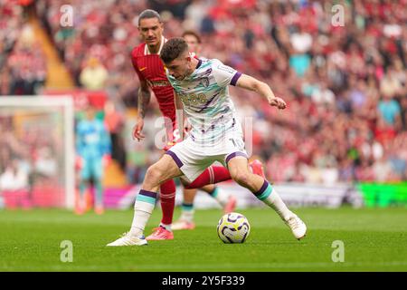 Ryan Christie de l'AFC Bournemouth en action avec Dominik Szoboszlai de Liverpool lors du match de premier League entre Liverpool et Bournemouth à Anfield, Liverpool le samedi 21 septembre 2024. (Photo : Steven Halliwell | mi News) crédit : MI News & Sport /Alamy Live News Banque D'Images