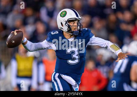 East Hartford, CT, États-Unis. 21 septembre 2024. Le quarterback des Huskies du Connecticut Nick Evers (3) se prépare à passer lors d'un match de football NCAA contre les Florida Atlantic Owls au Pratt & Whitney Stadium à East Hartford, CT. Rusty Jones/Cal Sport Media/Alamy Live News Banque D'Images