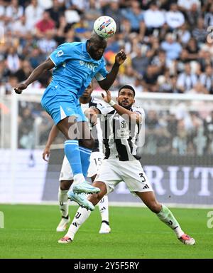 Turin, Italie. 21 septembre 2024. Bremer de la Juventus affronte Romelu Lukaku de Napoli lors d'un match de Serie A entre la Juventus et Napoli à Turin, Italie, le 21 septembre 2024. Crédit : Alberto Lingria/Xinhua/Alamy Live News Banque D'Images