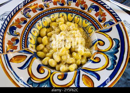 Gnocchi avec gorgonzola et parmesan sur une assiette colorée Banque D'Images