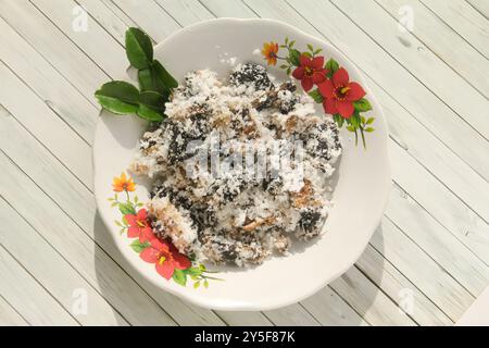Gatot avec garniture de noix de coco râpée, Gatot est un aliment typiquement indonésien à base de manioc qui est séché pendant un certain temps pour produire un bla distinctif Banque D'Images