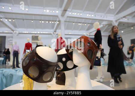 Milan, Italie. 21 septembre 2024. Les créations de mode sont photographiées dans les collections printemps/été 2025 pour femmes Prada lors de l'événement Prada's Resee pendant la Fashion week de Milan à Milan, Italie, le 21 septembre 2024. Crédit : Li Jing/Xinhua/Alamy Live News Banque D'Images