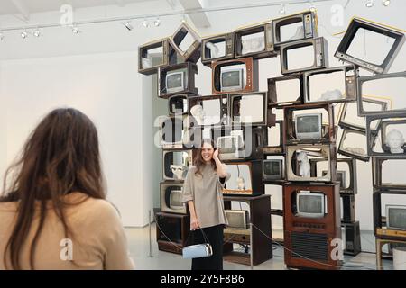 Milan, Italie. 21 septembre 2024. Les gens visitent l'événement Resee de Prada qui présente les collections printemps/été 2025 féminines Prada pendant la Fashion week de Milan à Milan, Italie, le 21 septembre 2024. Crédit : Li Jing/Xinhua/Alamy Live News Banque D'Images