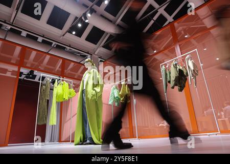 Milan, Italie. 21 septembre 2024. Cette photo montre des créations des collections printemps/été 2025 pour femmes de Gucci lors de l'événement Gucci's Resee lors de la Fashion week de Milan à Milan, Italie, le 21 septembre 2024. Crédit : Li Jing/Xinhua/Alamy Live News Banque D'Images