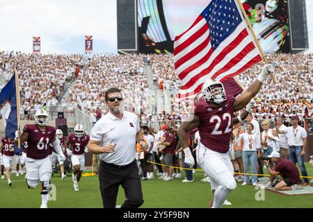 21 septembre 2024 : Brent Pry, entraîneur-chef des Virginia Tech Hokies, et Kelvin Gilliam Jr. (22 ans) mènent les Virginia Tech Hokies sur le terrain avant le match de football NCAA entre les Rutgers Scarlet Knights et les Virginia Tech Hokies au Lane Stadium de Blacksburg, Virginie. Jonathan Huff/CSM Banque D'Images