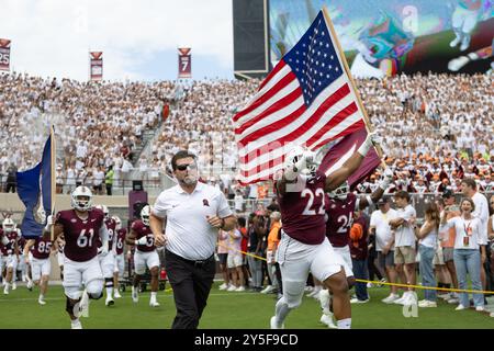 21 septembre 2024 : Brent Pry, entraîneur-chef des Virginia Tech Hokies, et Kelvin Gilliam Jr. (22 ans) mènent les Virginia Tech Hokies sur le terrain avant le match de football NCAA entre les Rutgers Scarlet Knights et les Virginia Tech Hokies au Lane Stadium de Blacksburg, Virginie. Jonathan Huff/CSM Banque D'Images