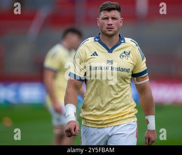 Limerick, Irlande. 21 septembre 2024. Fineen Wycherley de Munster lors du United Rugby Championship Round 1 match entre Munster Rugby et Connacht Rugby au Thomond Park à Limerick, Irlande le 21 septembre 2024 (photo by Andrew SURMA/ Credit : Sipa USA/Alamy Live News Banque D'Images