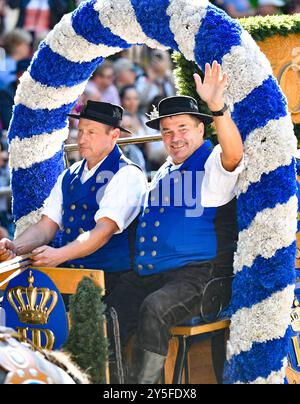 Munich, Allemagne. 21 septembre 2024. Les gens participent à un défilé lors de l'ouverture officielle de l'Oktoberfest à Munich, Allemagne, le 21 septembre 2024. La 189e Oktoberfest, l'un des plus grands festivals folkloriques d'Allemagne, a débuté samedi à Munich, avec le maire Dieter Reiter qui a tapé le premier baril de bière comme une tradition. Le festival de cette année durera jusqu'au 6 octobre. Crédit : Ren Pengfei/Xinhua/Alamy Live News Banque D'Images