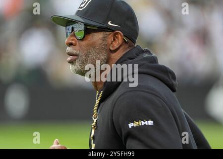 Boulder, Colorado, États-Unis. 21 septembre 2024. Deion Sanders, entraîneur-chef des Buffaloes du Colorado, court sur le terrain avant le match de football entre le Colorado et Baylor à Boulder, EN CALIFORNIE. Derek Regensburger/CSM/Alamy Live News Banque D'Images