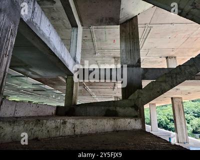 Un ensemble d'escaliers bien construit avec des éléments en béton Banque D'Images