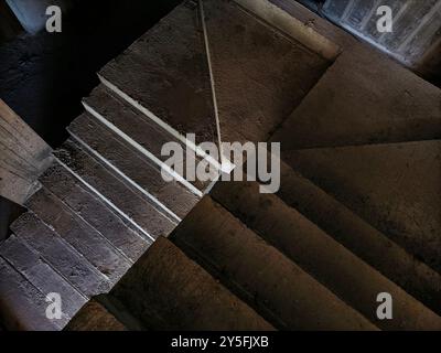 Un ensemble d'escaliers bien construit avec des éléments en béton Banque D'Images