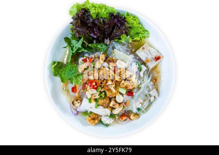 Découpe de nouilles en verre épicées et salade de saucisses vietnamiennes sur blanc isolé. Banque D'Images