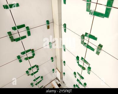 Tuile dans un petit espace mesurant et marquant une tuile. Banque D'Images