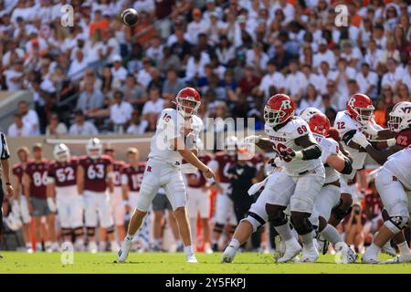 21 septembre 2024 : le quarterback des Rutgers Scarlet Knights Athan Kaliakmanis (16 ans) lance la balle lors du match de football NCAA entre les Rutgers Scarl Banque D'Images