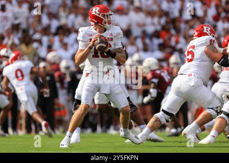 21 septembre 2024 : le quarterback des Rutgers Scarlet Knights Athan Kaliakmanis (16 ans) lance la balle lors du match de football NCAA entre les Rutgers Scarl Banque D'Images