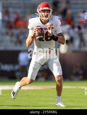 21 septembre 2024 : le quarterback des Rutgers Scarlet Knights Athan Kaliakmanis (16 ans) cherche à lancer pendant le match de football NCAA entre les Rutgers Scarle Banque D'Images