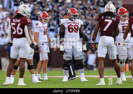 21 septembre 2024 : Kwabena Asamoah (69), joueur de ligne offensif des Rutgers Scarlet Knights, pré-snap lors du match de football NCAA entre les Rutgers Scarlet Banque D'Images