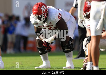 21 septembre 2024 : Kwabena Asamoah (69), joueur de ligne offensif des Rutgers Scarlet Knights, pré-snap lors du match de football NCAA entre les Rutgers Scarlet Banque D'Images