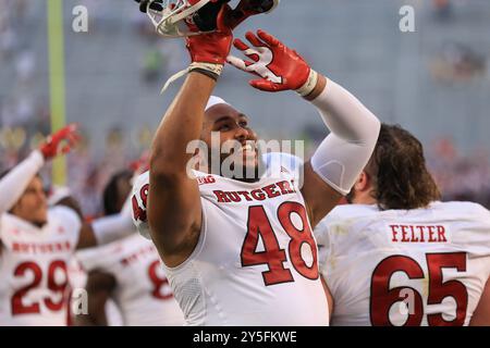 21 septembre 2024 : Kyonte Hamilton (48 ans), joueur de ligne défensive des Rutgers Scarlet Knights, célèbre la victoire après le match de football de la NCAA entre les ornières Banque D'Images