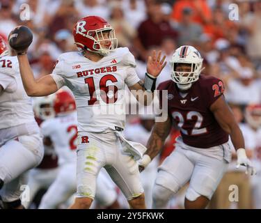 21 septembre 2024 : le quarterback des Rutgers Scarlet Knights Athan Kaliakmanis (16 ans) lance la balle lors du match de football NCAA entre les Rutgers Scarl Banque D'Images