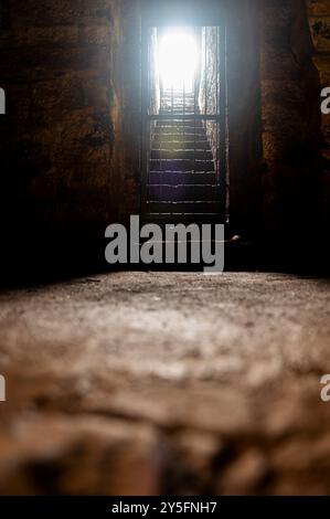 Kolhapur , Inde - 8 septembre 2024 obscurité avec des rayons lumineux du soleil sur de vieilles marches d'escalier en pierre dans les ruines du fort de Panhala au fort de Panhala Kolhapur Banque D'Images