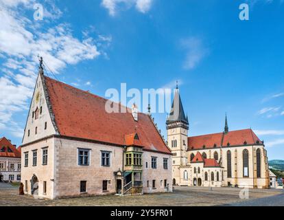 Hôtel de ville, 1505, aujourd'hui Musée Šariš, Basilique de St Giles (église St Aegidius) derrière, style gothique et Renaissance à Bardejov, région de Presov, Slovaquie Banque D'Images