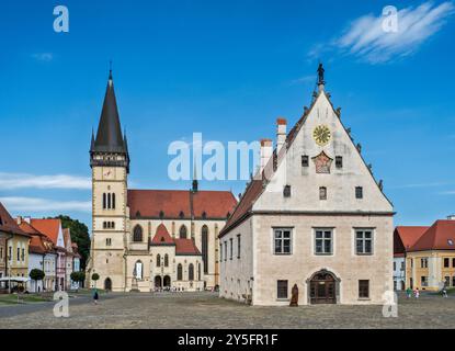 Hôtel de ville, 1505, aujourd'hui Musée Šariš, Basilique de St Giles (église St Aegidius) derrière, style gothique et Renaissance à Bardejov, région de Presov, Slovaquie Banque D'Images