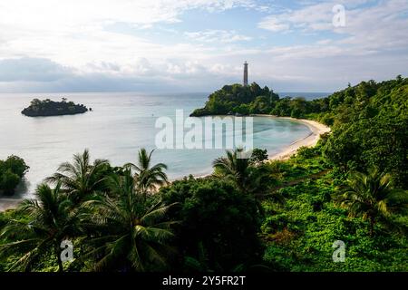 Vue aérienne de belle plage de sable, phare rustique à l'arrière sur l'île tropicale de Labengki avec une végétation luxuriante, Sulawesi, Indonésie, Asie Banque D'Images