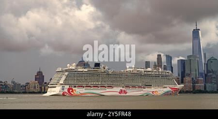 New York, USA - 11 juillet 2023 : bateau de croisière Norwegian Joy Sailing à côté de Manhattan à New York. Skyline de New York Manhattan croisière sur l'Hudson Banque D'Images