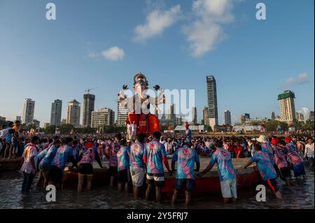 Mumbai, Inde - 17 septembre 2024 les dévots luttent pour porter une énorme idole Ganapati ou Ganesha pour une immersion dans la mer à Girgaon Chowpatty mumbai Banque D'Images