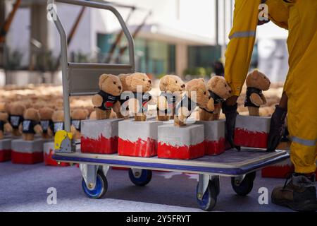 Installation d’art caritative « Echo of Lost innocence » de Bachir Mohammad, à Barahat Msheireb, dans le centre-ville de Doha. Dans le cadre d’une initiative visant à présenter de multiples voix plaidant pour une action contre la guerre à Gaza, l’installation artistique « Echo of Lost innocence » présente plus de 15 000 petites sculptures d’ours en peluche, chacune représentant la vie d’un enfant perdu pendant le conflit en cours à Gaza jusqu’à la création du projet. Chacun des ours en peluche sera vendu, et 100% des recettes seront reversées aux enfants de Gaza. Banque D'Images