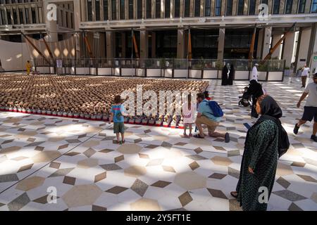 Installation d’art caritative « Echo of Lost innocence » de Bachir Mohammad, à Barahat Msheireb, dans le centre-ville de Doha. Dans le cadre d’une initiative visant à présenter de multiples voix plaidant pour une action contre la guerre à Gaza, l’installation artistique « Echo of Lost innocence » présente plus de 15 000 petites sculptures d’ours en peluche, chacune représentant la vie d’un enfant perdu pendant le conflit en cours à Gaza jusqu’à la création du projet. Chacun des ours en peluche sera vendu, et 100% des recettes seront reversées aux enfants de Gaza. Banque D'Images