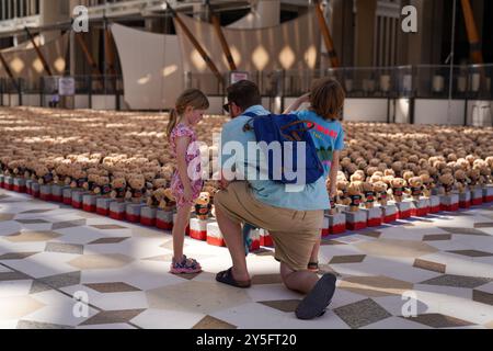 Installation d’art caritative « Echo of Lost innocence » de Bachir Mohammad, à Barahat Msheireb, dans le centre-ville de Doha. Dans le cadre d’une initiative visant à présenter de multiples voix plaidant pour une action contre la guerre à Gaza, l’installation artistique « Echo of Lost innocence » présente plus de 15 000 petites sculptures d’ours en peluche, chacune représentant la vie d’un enfant perdu pendant le conflit en cours à Gaza jusqu’à la création du projet. Chacun des ours en peluche sera vendu, et 100% des recettes seront reversées aux enfants de Gaza. Banque D'Images