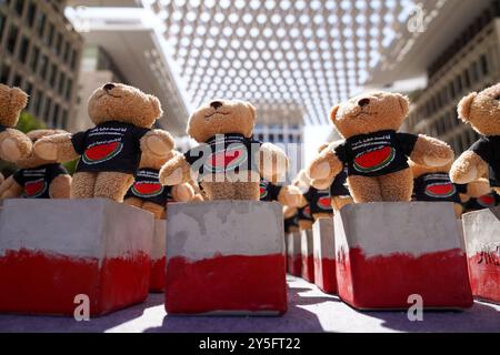 Installation d’art caritative « Echo of Lost innocence » de Bachir Mohammad, à Barahat Msheireb, dans le centre-ville de Doha. Dans le cadre d’une initiative visant à présenter de multiples voix plaidant pour une action contre la guerre à Gaza, l’installation artistique « Echo of Lost innocence » présente plus de 15 000 petites sculptures d’ours en peluche, chacune représentant la vie d’un enfant perdu pendant le conflit en cours à Gaza jusqu’à la création du projet. Chacun des ours en peluche sera vendu, et 100% des recettes seront reversées aux enfants de Gaza. Banque D'Images