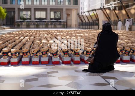 Installation d’art caritative « Echo of Lost innocence » de Bachir Mohammad, à Barahat Msheireb, dans le centre-ville de Doha. Dans le cadre d’une initiative visant à présenter de multiples voix plaidant pour une action contre la guerre à Gaza, l’installation artistique « Echo of Lost innocence » présente plus de 15 000 petites sculptures d’ours en peluche, chacune représentant la vie d’un enfant perdu pendant le conflit en cours à Gaza jusqu’à la création du projet. Chacun des ours en peluche sera vendu, et 100% des recettes seront reversées aux enfants de Gaza. Banque D'Images