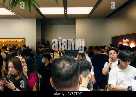 Hong Kong, Chine. 21 septembre 2024. Les clients font la queue pour acheter l'iPhone 16 dans un Apple Store. Apple a dévoilé ses derniers iPhone 16, Apple Watch Series 10 et AirPods lors de leur événement de lancement et les appareils officiellement disponibles à partir du 20 septembre. (Crédit image : © Keith Tsuji/ZUMA Press Wire) USAGE ÉDITORIAL SEULEMENT! Non destiné à UN USAGE commercial ! Banque D'Images