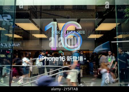 Hong Kong, Chine. 21 septembre 2024. Les clients font la queue pour acheter l'iPhone 16 dans un Apple Store. Apple a dévoilé ses derniers iPhone 16, Apple Watch Series 10 et AirPods lors de leur événement de lancement et les appareils officiellement disponibles à partir du 20 septembre. (Crédit image : © Keith Tsuji/ZUMA Press Wire) USAGE ÉDITORIAL SEULEMENT! Non destiné à UN USAGE commercial ! Banque D'Images