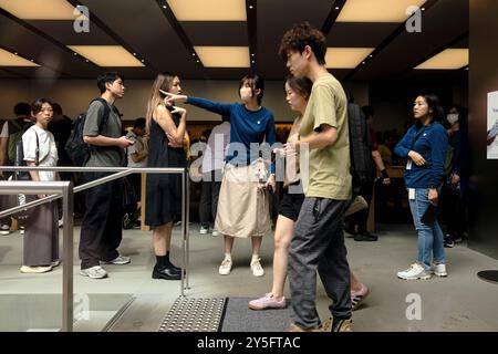 Hong Kong, Chine. 21 septembre 2024. Les clients font la queue pour acheter l'iPhone 16 dans un Apple Store. Apple a dévoilé ses derniers iPhone 16, Apple Watch Series 10 et AirPods lors de leur événement de lancement et les appareils officiellement disponibles à partir du 20 septembre. (Crédit image : © Keith Tsuji/ZUMA Press Wire) USAGE ÉDITORIAL SEULEMENT! Non destiné à UN USAGE commercial ! Banque D'Images