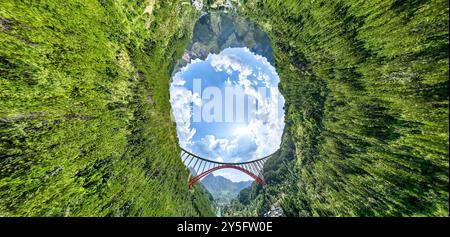 Pékin, Chine. 5 septembre 2024. Une photo panoramique aérienne prise avec un drone montre le grand pont de Daxiaojing sur la voie express reliant Pingtang et Luodian dans la province du Guizhou, au sud-ouest de la Chine, le 5 septembre 2024. Crédit : ou Dongqu/Xinhua/Alamy Live News Banque D'Images