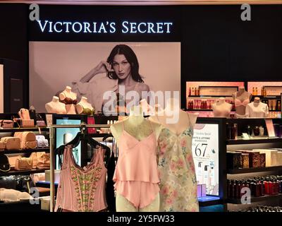 KUALA LUMPUR, MALAISIE - 28 AOÛT 2024 : Victorias secret marque magasin dans le centre commercial Banque D'Images