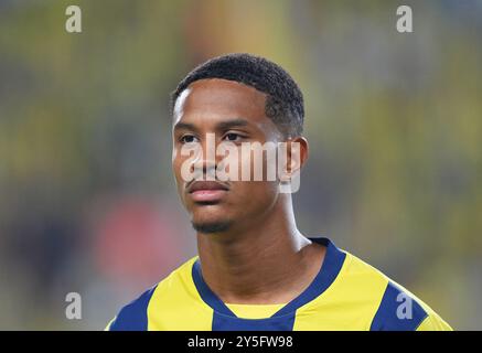 21 septembre 2024 : Jayden Oosterwolde de Fenerbahce regarde lors d'un match de Turquie SÃ¼per Ligue, Fenerbahçe SK vs Galatasaray S. K, au stade Ulker Fenerbahce Sukru Saracoglu, Istanbul, Turquie. Ulrik Pedersen/CSM (image crédit : © Ulrik Pedersen/Cal Sport Media) Banque D'Images