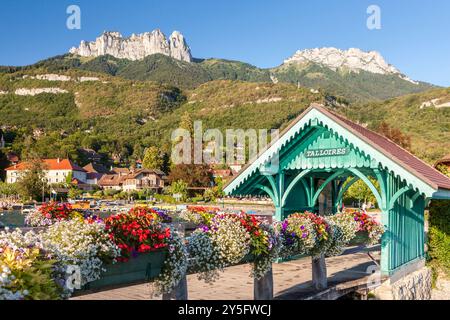 Village de Talloires sur la rive du lac d'Annecy, Haute-Savoie, Rhône-Alpes, France Banque D'Images