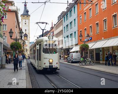 Würzburg, Allemagne - 19 octobre 2023 : vue sur la rue avec une vieille voiture de tramway et des bâtiments historiques Banque D'Images