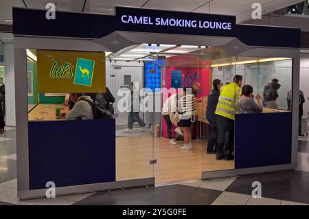 München Flughafen, aéroport MUC. Camel Smoking Lounge, Raucher im Raucherbereich, terminal 1 *** Aéroport de Munich, Aéroport MUC Camel Smoking Lounge, fumeurs dans la zone fumeurs, terminal 1 Banque D'Images